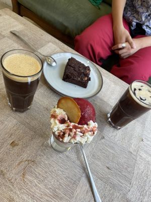 Glace hibiscus, brownie, et americanos  at Aujourd'hui Demain Cafe in Paris