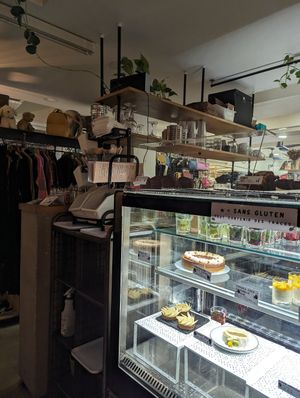 Die Kasse und die Klamotten at Aujourd'hui Demain Cafe in Paris