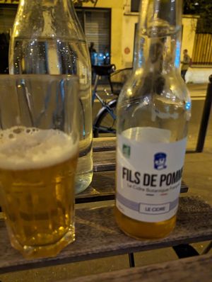 Cider auf dem Tisch at Aujourd'hui Demain Cafe in Paris