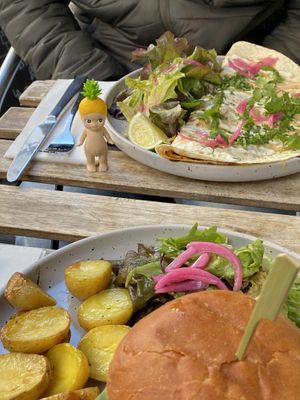 Comida muy rica!!! Servicio muy amable, céntrico, la zona es muy bonita y el local también :p  at Aujourd'hui Demain Cafe in Paris