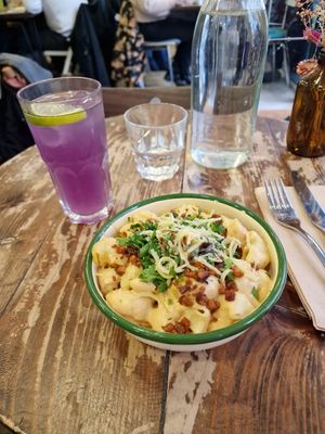 Vegan Mac and cheese and a cold hibiscus tea at Aujourd'hui Demain Cafe in Paris