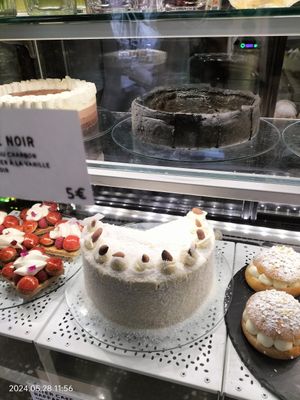 Flan au sésame noir at Aujourd'hui Demain Cafe in Paris