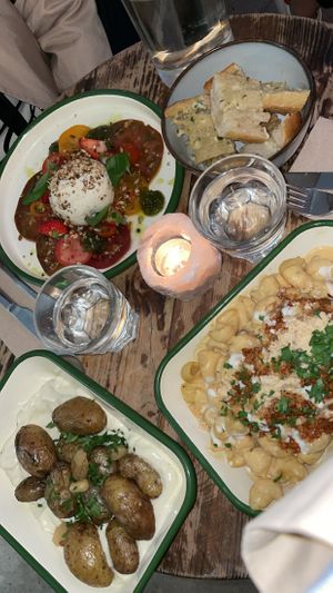 Chorizo Mac, potatoes, garlic bread, caprese salad   at Aujourd'hui Demain Cafe in Paris