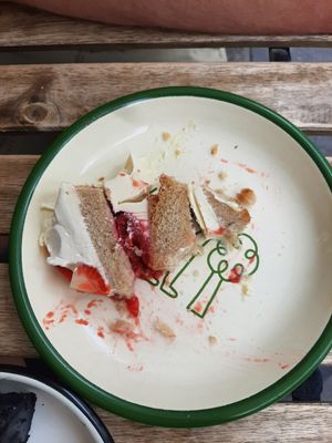 Autopsie du layer cake at Aujourd'hui Demain Cafe in Paris