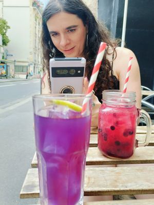 Ultraviolet e purple limo at Aujourd'hui Demain Cafe in Paris