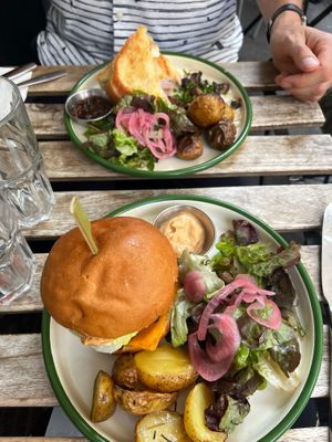 Vorne Cheeseburger, hinten Croque Monsieur  at Aujourd'hui Demain Cafe in Paris