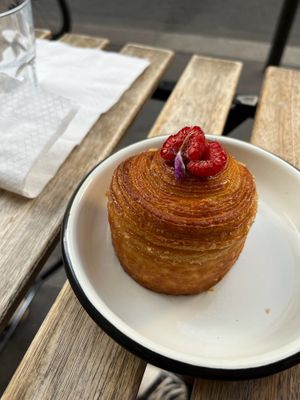 Kruffin mit Himbeerfüllung  at Aujourd'hui Demain Cafe in Paris