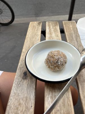 Erdnuss-Coco-Energy-Ball  at Aujourd'hui Demain Cafe in Paris