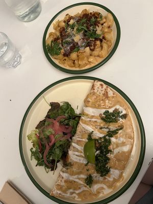 Mac N Cheese und Quesadilla  at Aujourd'hui Demain Cafe in Paris