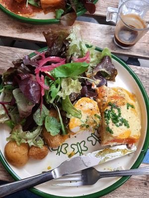 Assiette oeuf vege benedicte reco +++ at Aujourd'hui Demain Cafe in Paris