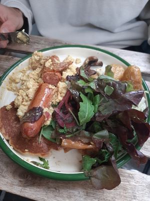 Pancake faucisse tofu brouillé... trop bon mais manque de sirop d'erable at Aujourd'hui Demain Cafe in Paris