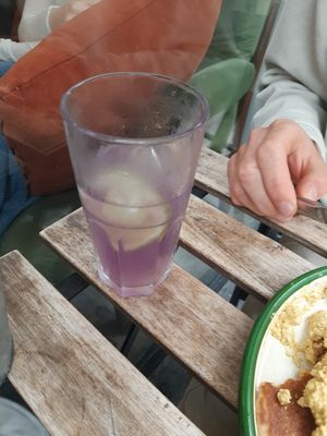 Boisson cheloue violette, c'était pas mal! at Aujourd'hui Demain Cafe in Paris
