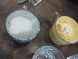 Black sésame latte ând golden latte at Aujourd'hui Demain Cafe in Paris