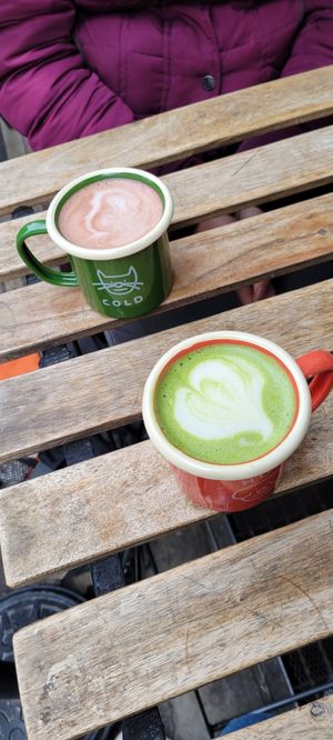 Matcha latte et chocolat chaud at Aujourd'hui Demain Cafe in Paris