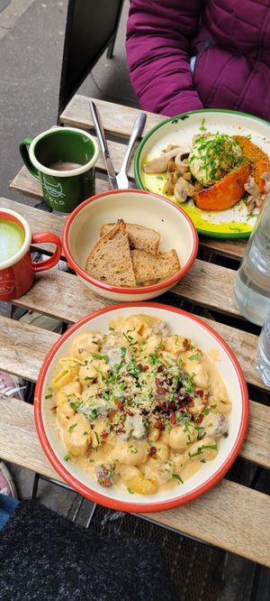 Mac'n'cheese carbonara moyen et Fungi fall no-mozza at Aujourd'hui Demain Cafe in Paris