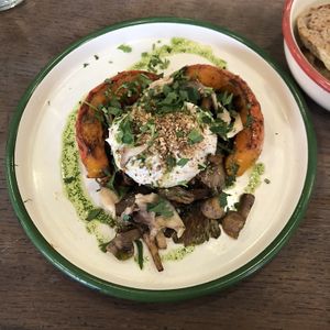 Champignons, potiron, « mozzarella" végétale   at Aujourd'hui Demain Cafe in Paris