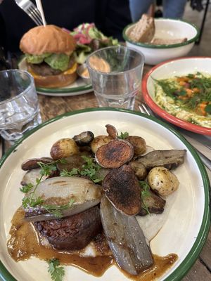 Platos de la carta   at Aujourd'hui Demain Cafe in Paris