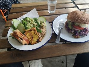 Jackfruit burger and green bowl at Aujourd'hui Demain Cafe in Paris