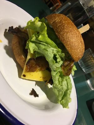 BLT burger at Aujourd'hui Demain Cafe in Paris