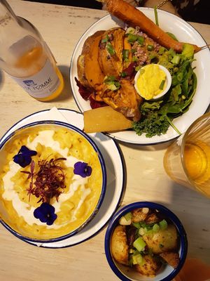 Le repas ( season bowl, mac n cheese et patates bravas) at Aujourd'hui Demain Cafe in Paris