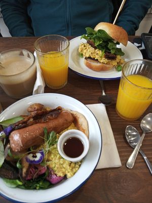 Lil brunch at Aujourd'hui Demain Cafe in Paris