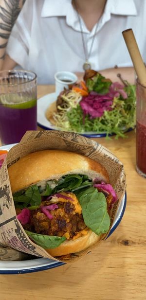 Chicky burger at Aujourd'hui Demain Cafe in Paris