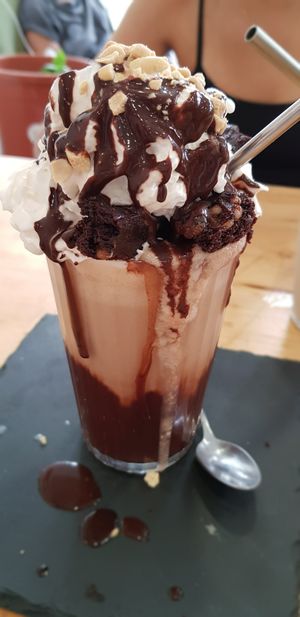 Freakshake choco banana at Aujourd'hui Demain Cafe in Paris
