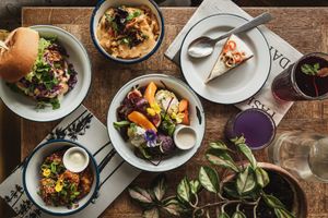 Season Bowl, Mac'n'Cheese, Bang Bang Cauliflower, Fried Chicky Burger - September 2020 at Aujourd'hui Demain Cafe in Paris