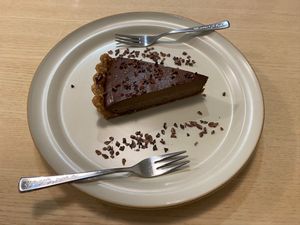 Raw mocha tart at Healthy Penguin Cafe in Matsumoto