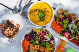 Im sattgrün gibt es neben warmen Speisen auch Salate, Suppen und verschiedene Kochen at Sattgrün in Dusseldorf