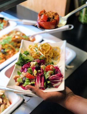 Selbstbedienung am sattgrün Buffet. Es gibt eine große Auswahl an Salaten und warmen Speisen at Sattgrün in Dusseldorf
