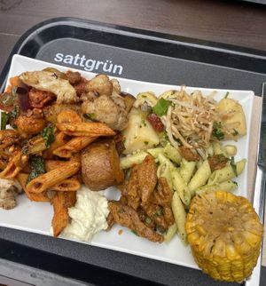 mittlerer teller at Sattgrün in Dusseldorf
