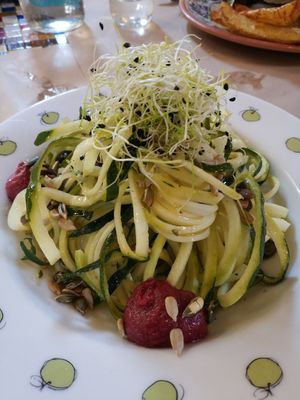 Espirals de carbassó amb remolatxa i pipes at La Reciclaria in Vic