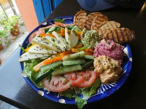 Plato de hummus at Aguamiel Cafe  in Guanajuato