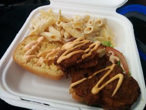 Ya Reckon? Breaded fried cauliflower sandwich with housemade aioli, lettuce, tomato on bun, with side of munster mac & cheese at Murray Hillbilly in Jacksonville