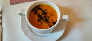 2.Gang: cremige Kürbissuppe vom Hokkaidokürbis und Karotte, Kürbiskernöl und gerösteten Kichererbsen at Alex Kitchen in Heide