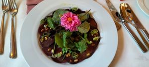 1. Gang: Rote Beete Carpaccio auf Salatbouquet mit gerösteten Pinienkernen at Alex Kitchen in Heide
