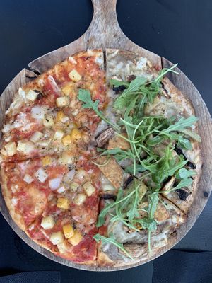 Pizza tres quesos y trufa at Wild Food in Granada