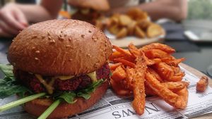 Rode bieten burger & Tofu ‘chicken’ burger  at Wild Food in Granada