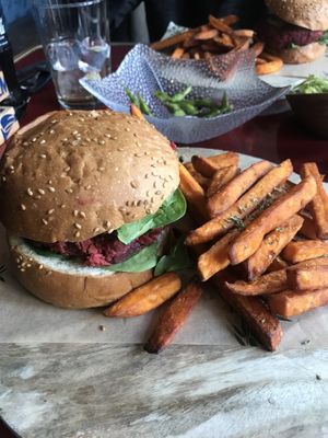 Muy bueno, me pedí la hamburguesa de remolacha con boñatos.  at Wild Food in Granada