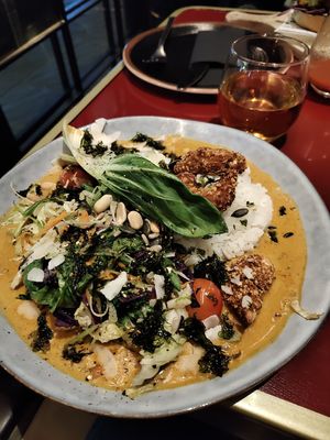 Red curry, exquisito. El curry no pica y tiene un sabor delicioso. Platillo favorito! at Wild Food in Granada