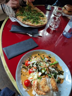 Curry and tempeh pizza at Wild Food in Granada