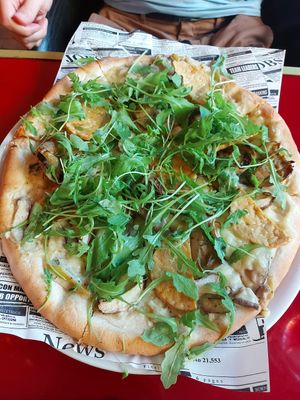 Pizza tartufata : good (with mushroom and tempeh) at Wild Food in Granada