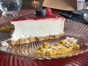 Cheescake. Decepcionante: sabía a “sabor a queso”, no a queso; la textura nada cremosa. Fue un chasco de postre, la verdad. Conclusión: la pinta a veces engaña. Mejor otra c at Wild Food in Granada
