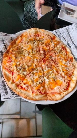 Pizza 4 quesos vegana at Wild Food in Granada