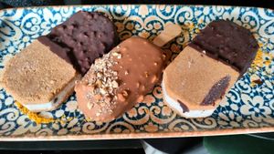 Maxibon y "mágnum" de caramelo vegano at Wild Food in Granada