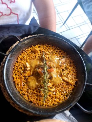 Arroz de campo al horno. Sabor súper rico con carne vegetal y verduras asadas. at Wild Food in Granada