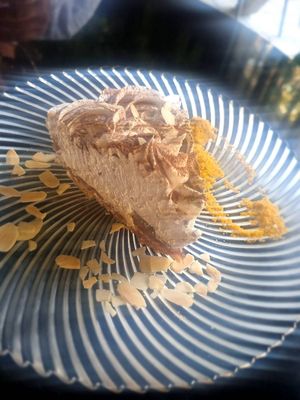 Tarta Banoffee. Rica pero podría haberse equilibrado más con menos nata y más dulce de leche (para nuestro gusto). at Wild Food in Granada
