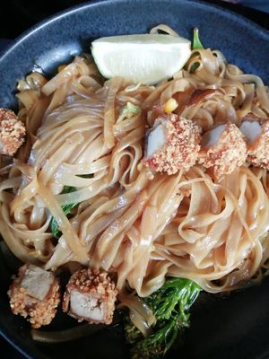 Pad Thai con crujiente de tofu... Delicioso at Wild Food in Granada