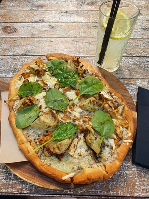 Truffle base pizza at Wild Food in Granada